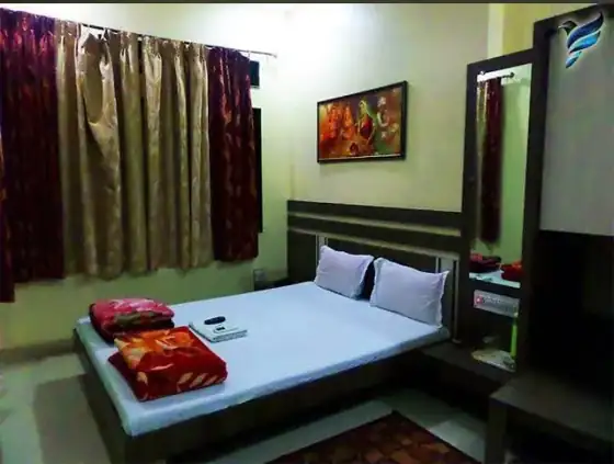 Double bed guest room with mirror and wardrobe