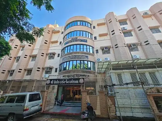 Front view of Trilok Darshan Dharamshala building in Palitana, Gujarat